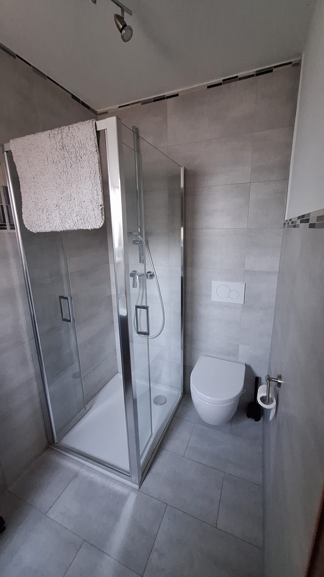 Zweites Bad mit Dusche und WC
