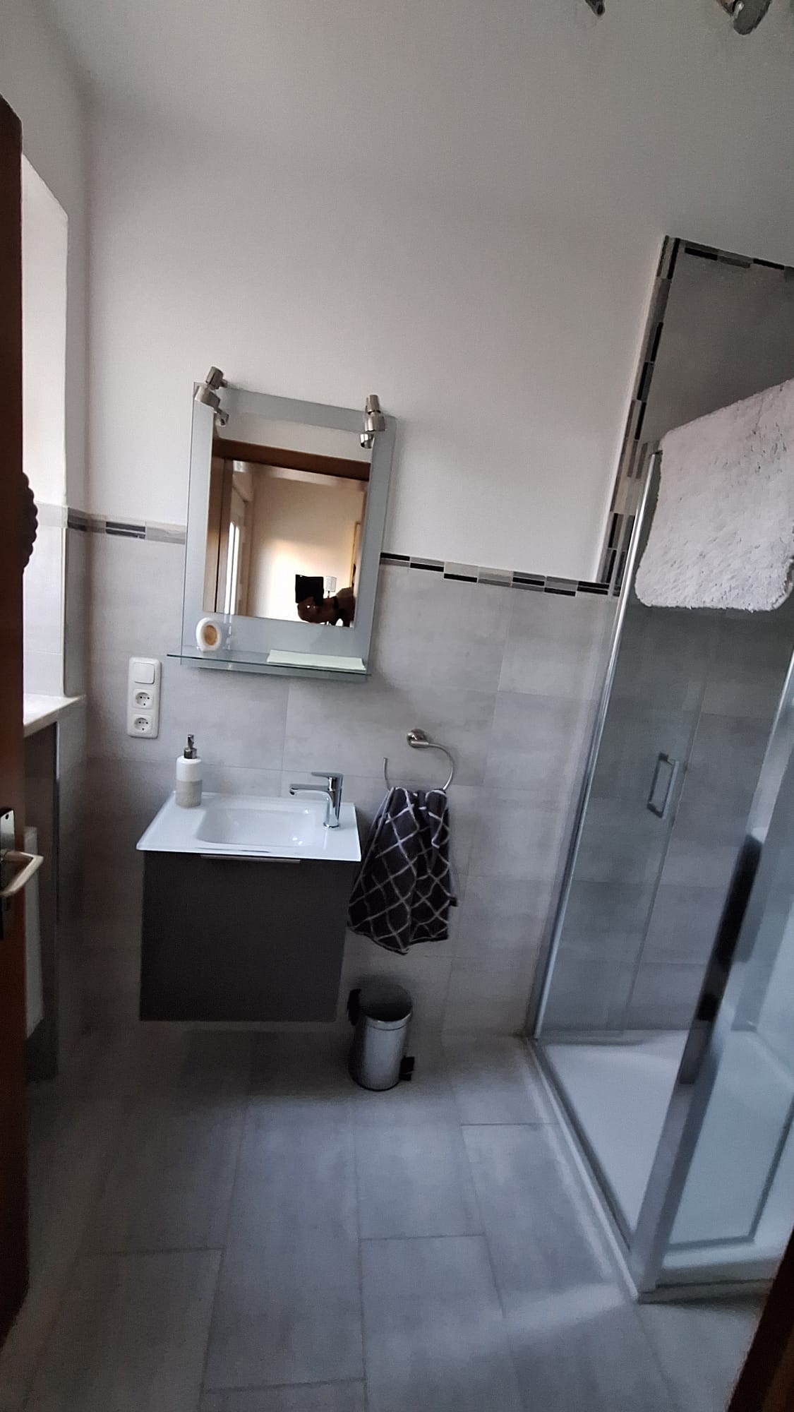 Zweites Bad, Waschbecken und Spiegel