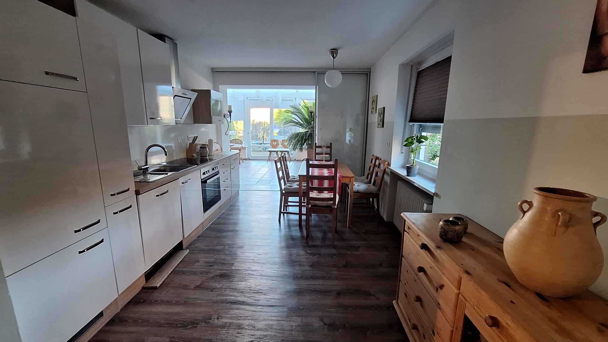 Küche mit Essbereich und Zugang zur Terrasse