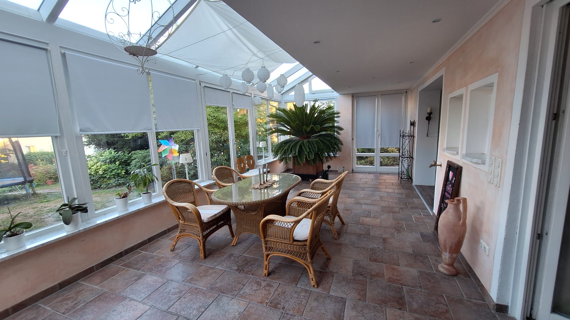 Wintergarten mit Blick in den Garten